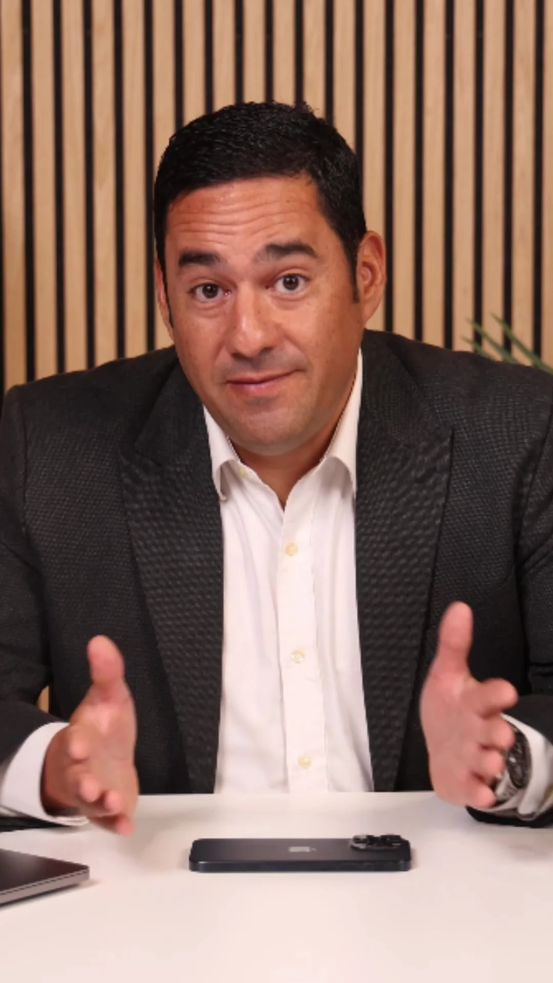 Alonso mirando a cámara mientras explica una idea con las manos.